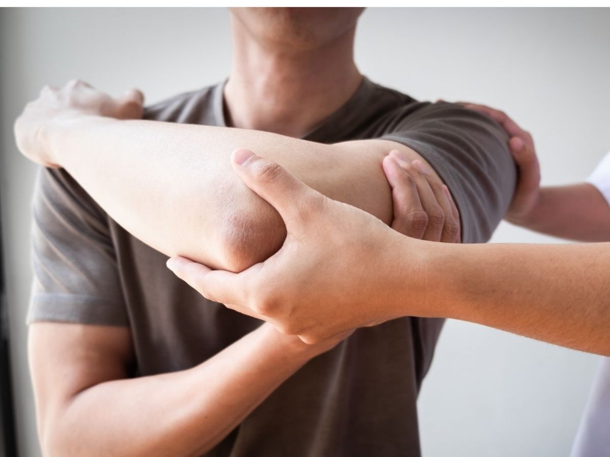 A practitioner performing PDTR muscle testing